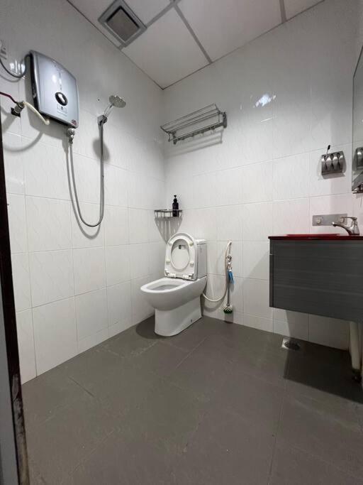 M Guest House2 Muar Esterno foto