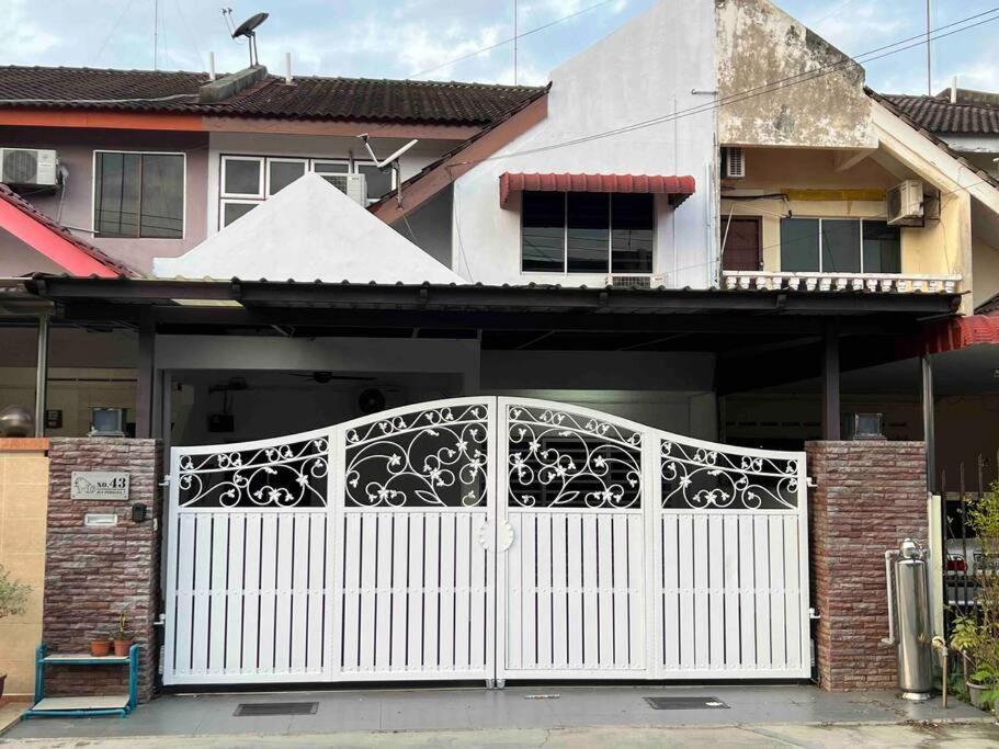 M Guest House2 Muar Esterno foto
