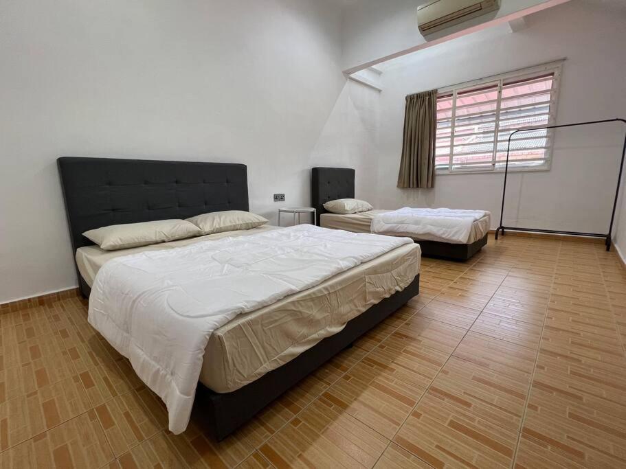 M Guest House2 Muar Esterno foto