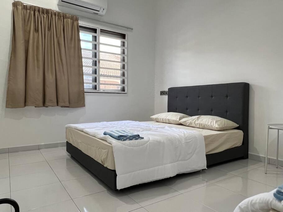 M Guest House2 Muar Esterno foto