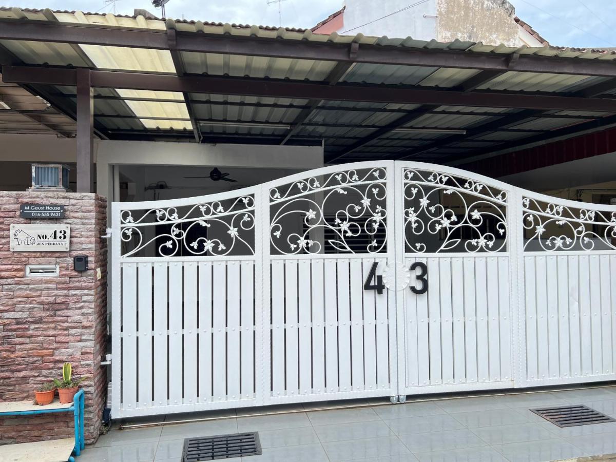 M Guest House2 Muar Esterno foto