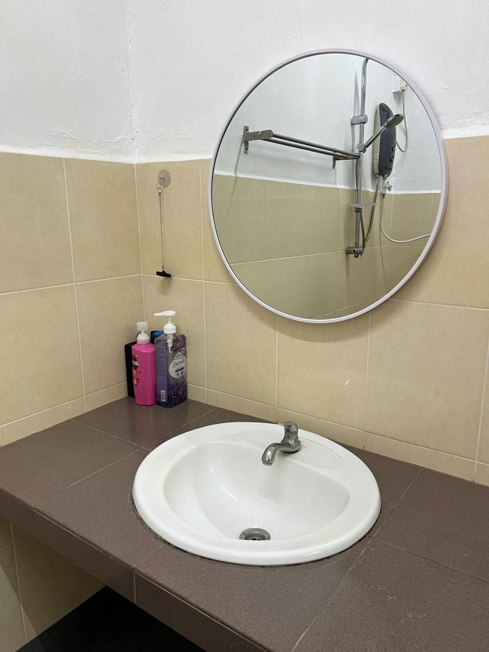 M Guest House2 Muar Esterno foto